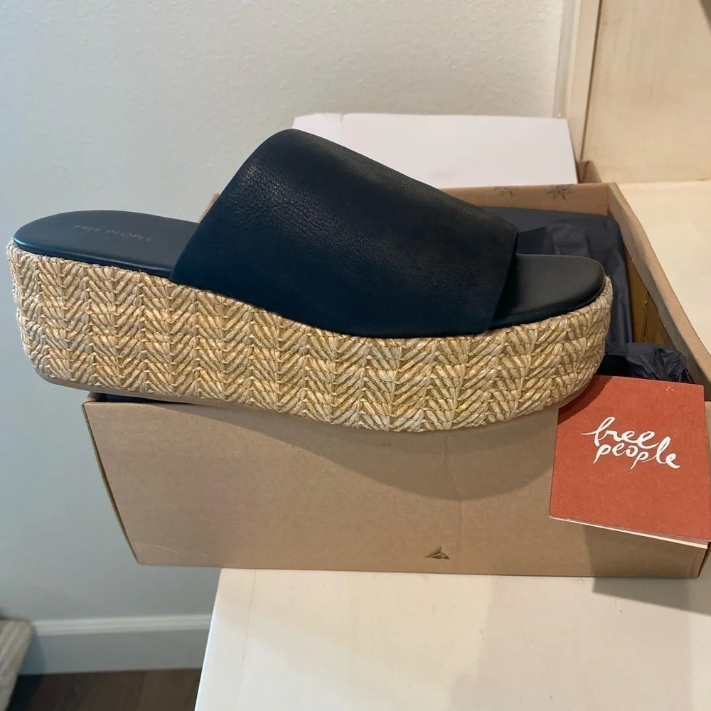 Free People women’s Black Platform Sandals size 9 new in box slip on